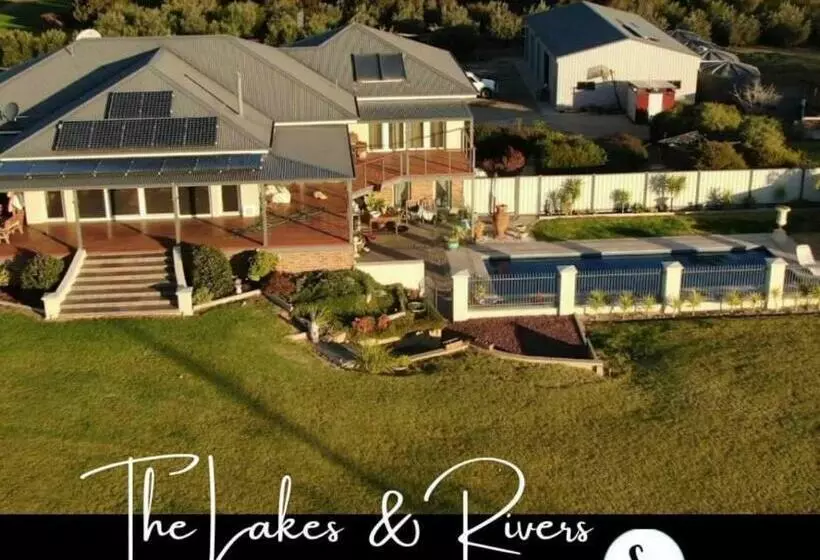 ベッドアンドブレックファースト Charm Lodge