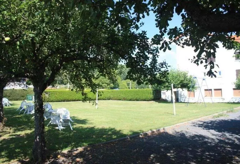 Hotelli Le Val Du Cantal