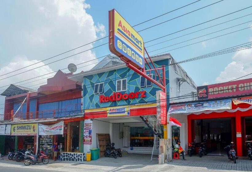 בית מלון כפרי Reddoorz @ Jalan Raya Baturaden 2