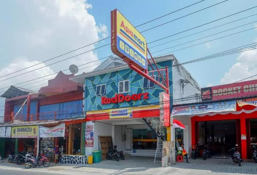 Hotelli Reddoorz @ Jalan Raya Baturaden 2