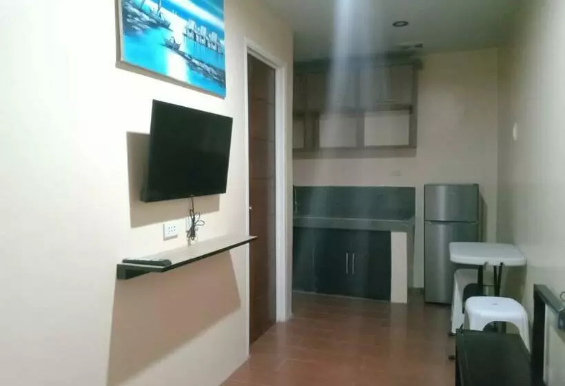 Hotelli Reddoorz @ Jj & Kaye Apartment