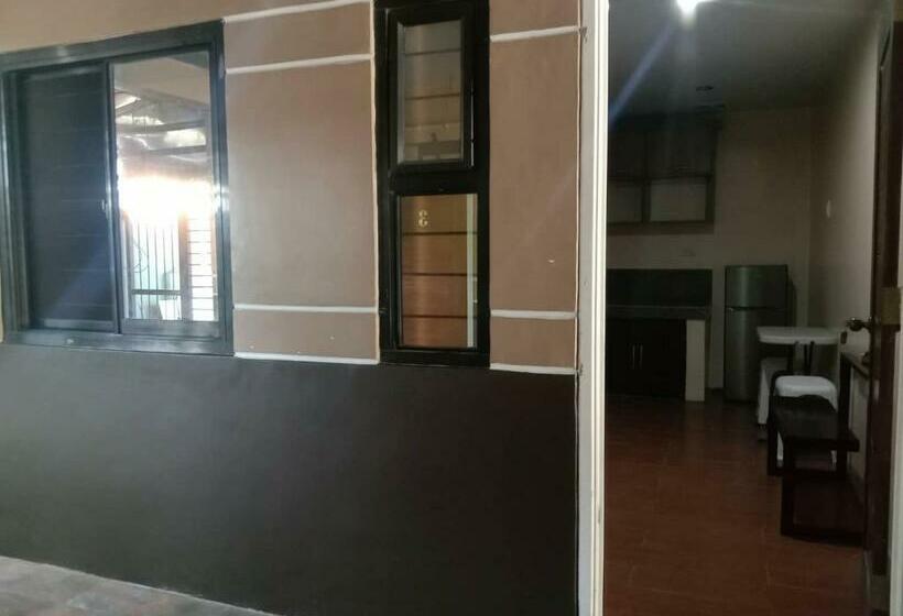 בית מלון כפרי Reddoorz @ Jj & Kaye Apartment