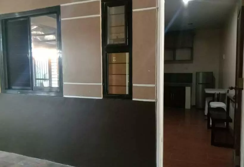 Hotelli Reddoorz @ Jj & Kaye Apartment