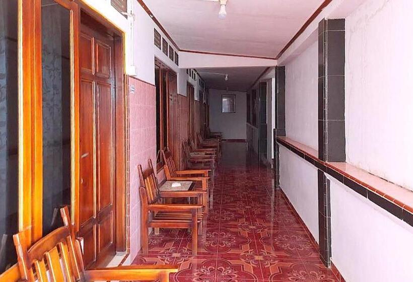 فندق Reddoorz Syariah @ Wisma Soponyono