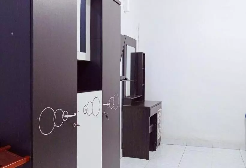 ホテル Reddoorz Syariah @ Wisma Soponyono