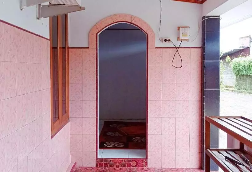 ホテル Reddoorz Syariah @ Wisma Soponyono
