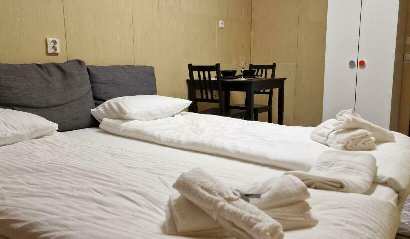 Пансион Tinyhouse Guesthouse Next To Forest And Lake