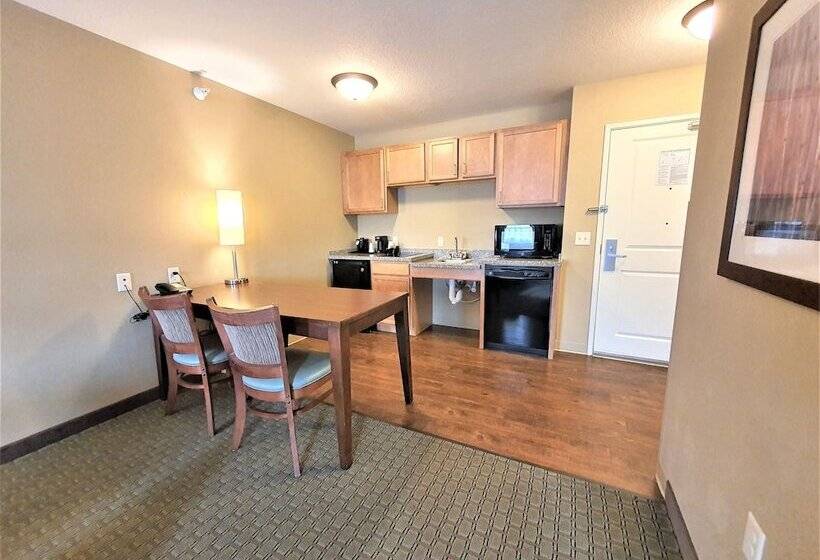 Otel Amerivu Inn And Suites  Chisago City