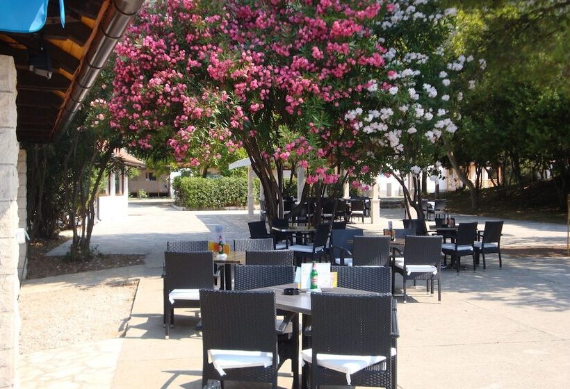 فندق Mobile Homes Camp Perna   Adriatic Kampovi