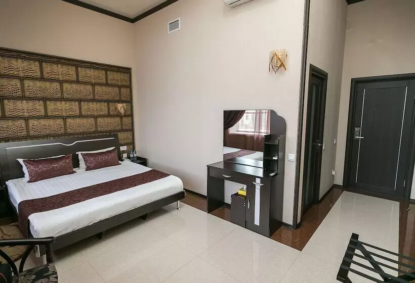 Отель Golden House