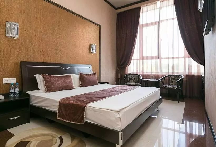 Отель Golden House