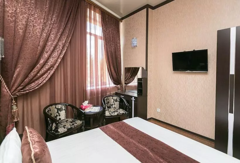 Отель Golden House