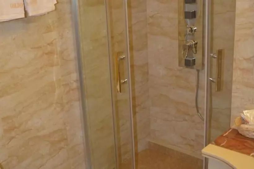 Отель Golden House