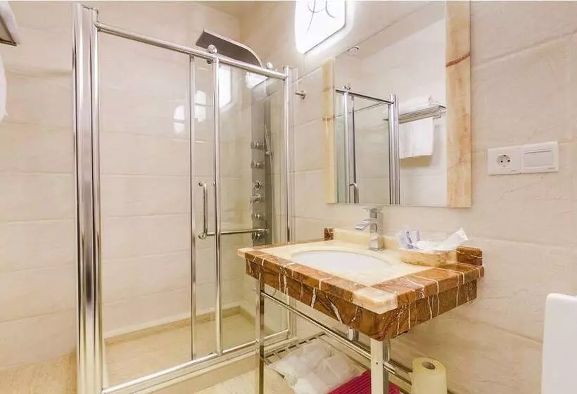 Отель Golden House