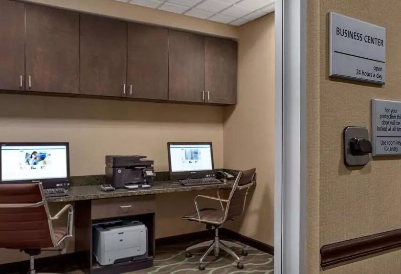 Отель Hampton Inn & Suites Parkersburg Downtown