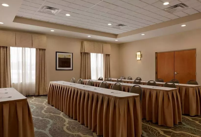 Отель Hampton Inn & Suites Parkersburg Downtown