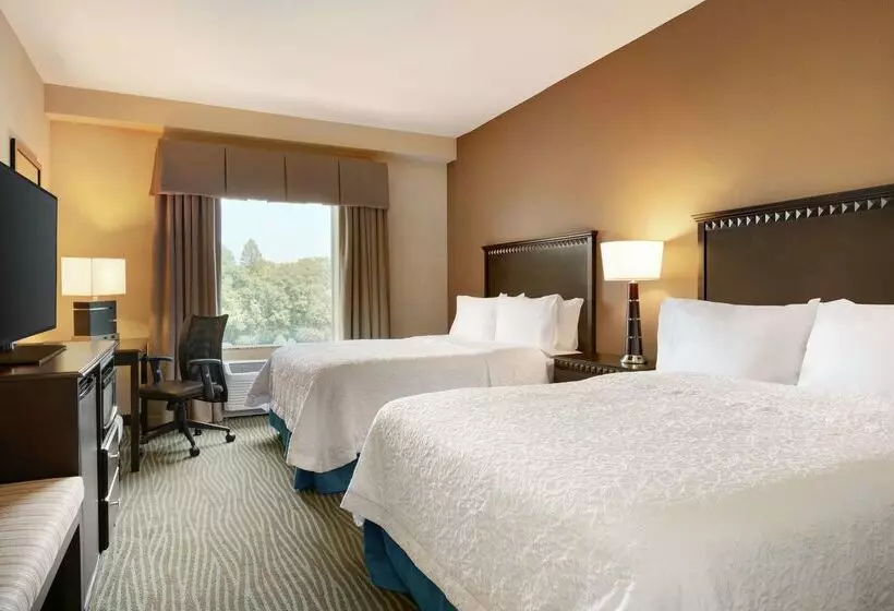 Отель Hampton Inn & Suites Parkersburg Downtown