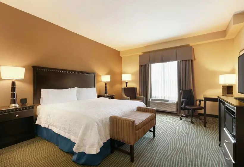 Отель Hampton Inn & Suites Parkersburg Downtown
