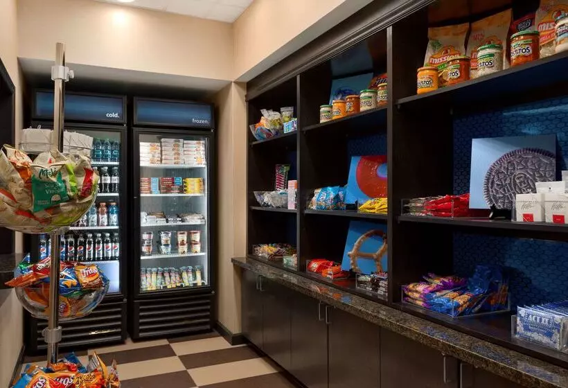 Отель Hampton Inn & Suites Parkersburg Downtown