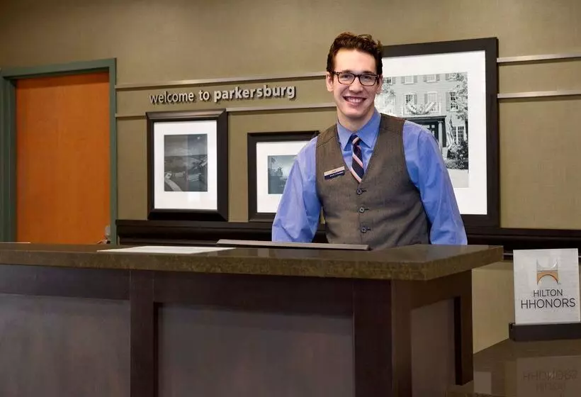 Отель Hampton Inn & Suites Parkersburg Downtown
