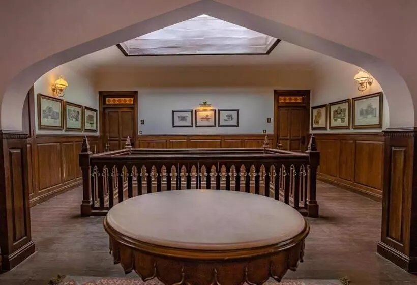 Отель The Himalayan