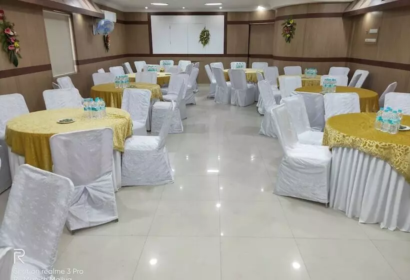 فندق Delta International