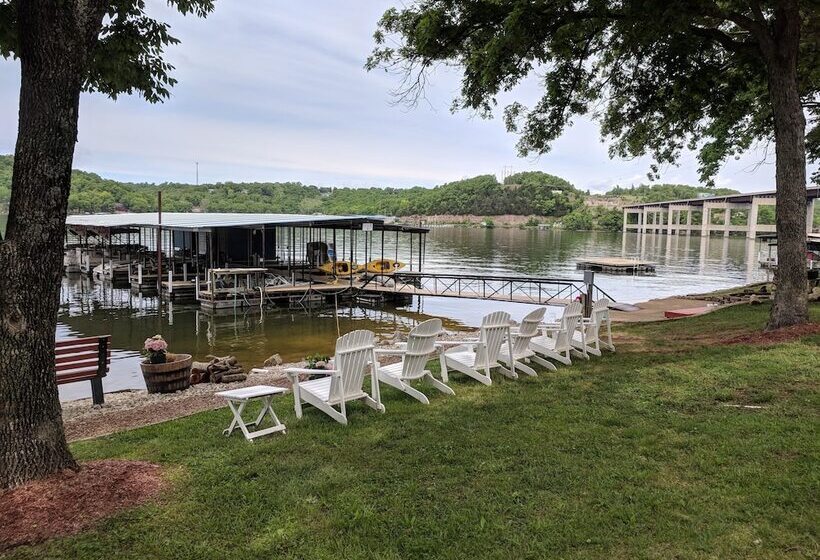 فندق Lake Breeze Resort