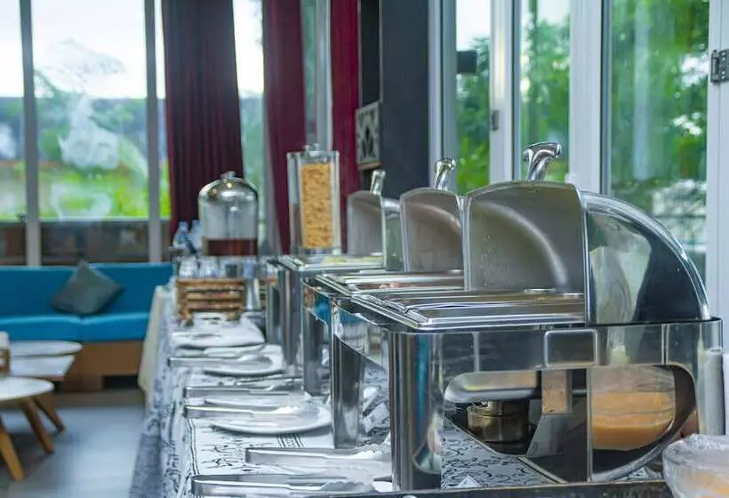 هتل The Place Resort At Tokeh Beach