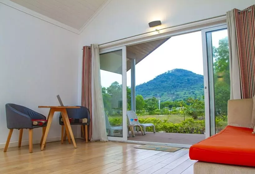 هتل The Place Resort At Tokeh Beach