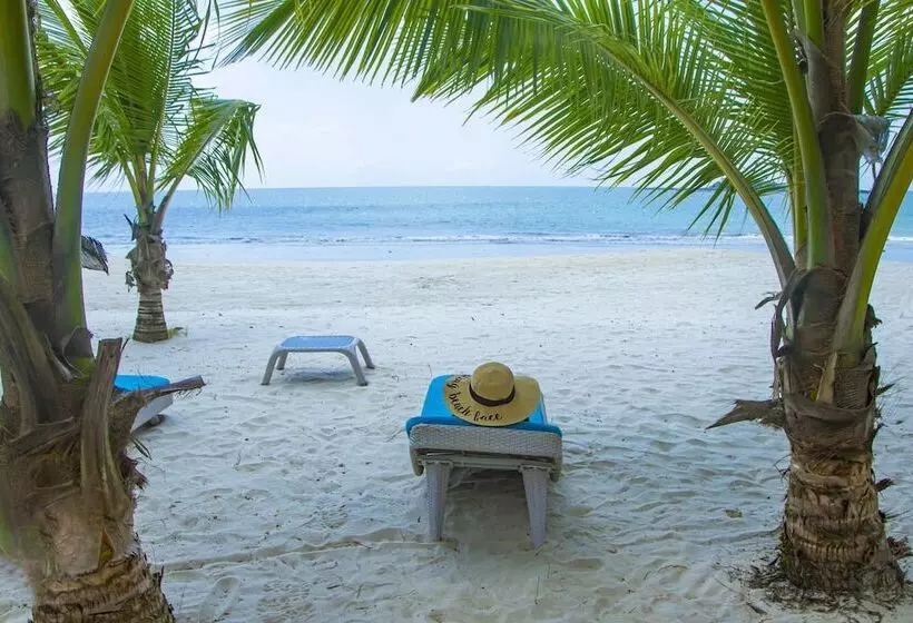 هتل The Place Resort At Tokeh Beach