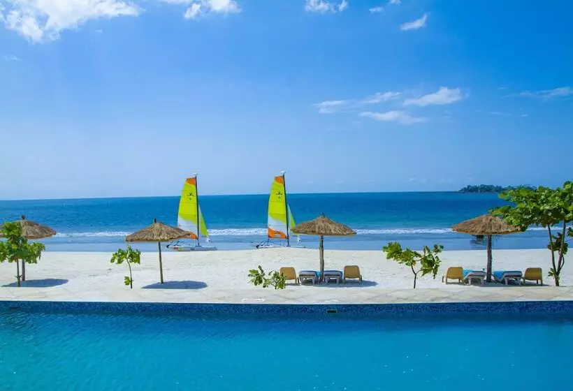 هتل The Place Resort At Tokeh Beach