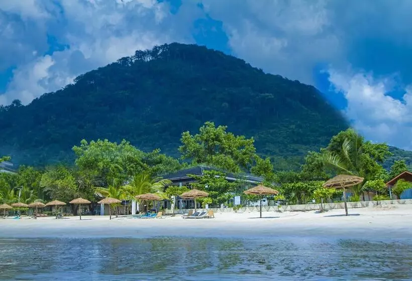 هتل The Place Resort At Tokeh Beach