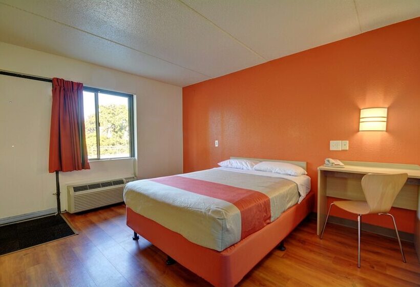 Motel 6chicopee, Ma  Springfield