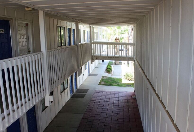 Motel 6coalinga, Ca  East