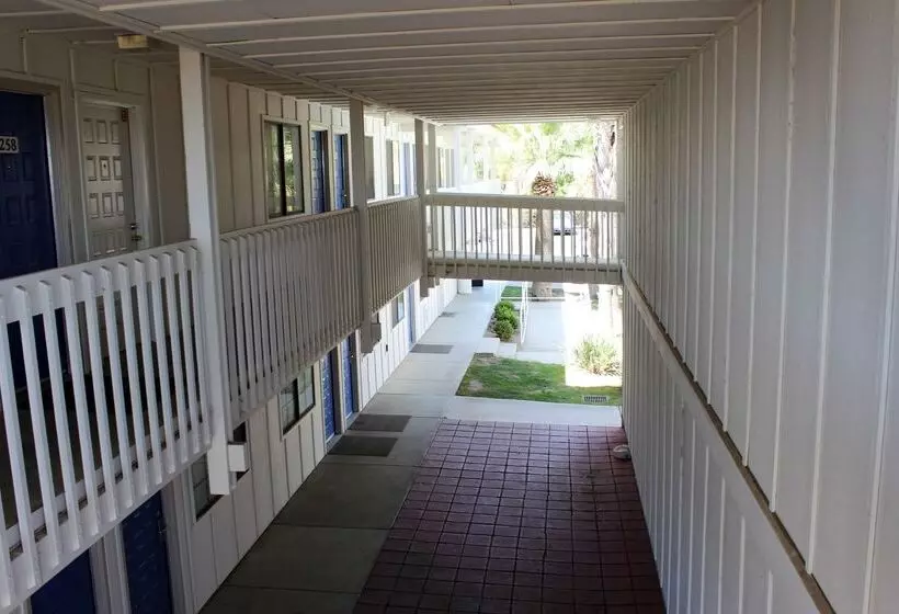 Motel 6coalinga, Ca  East