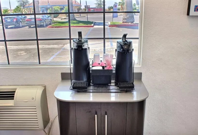 Motel 6coalinga, Ca  East