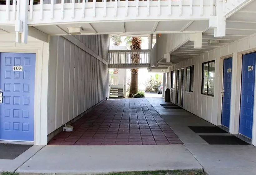 Motel 6coalinga, Ca  East