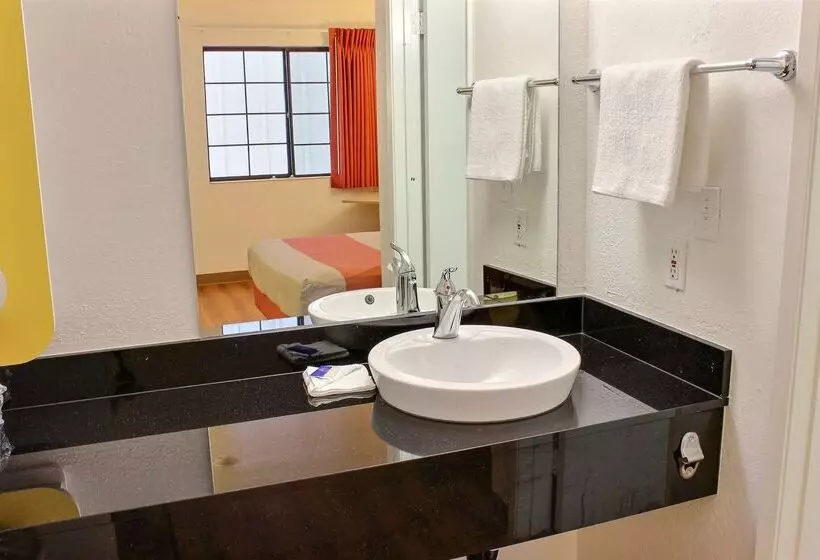 Motel 6coalinga, Ca  East