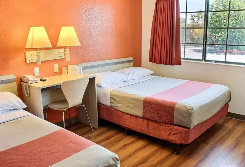 Motel 6coalinga, Ca  East