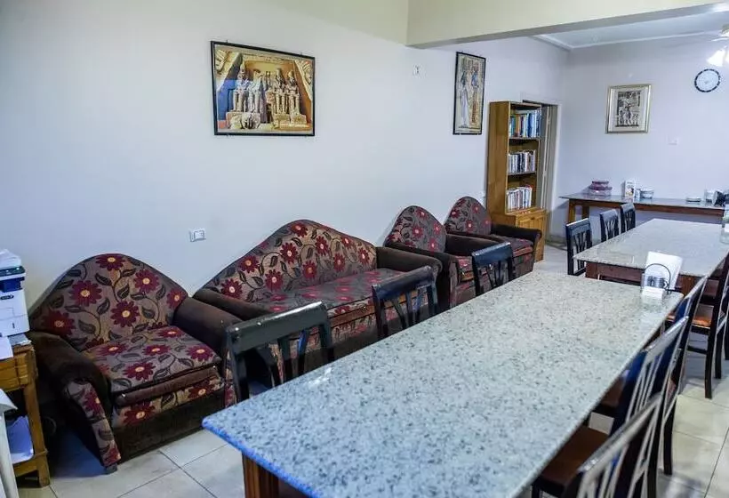 تختخواب و صبحانه Guardian Guest House