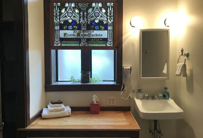 مبيت وإفطار Mcgrady Inn