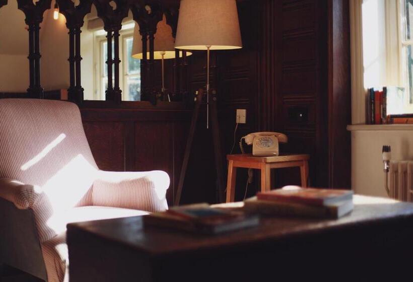 호텔 Bel And The Dragon Churt