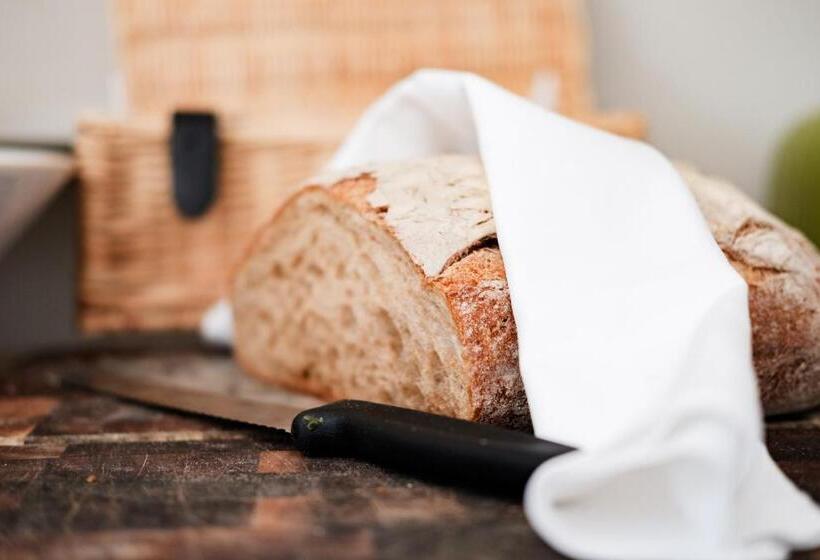 호텔 Bel And The Dragon Churt