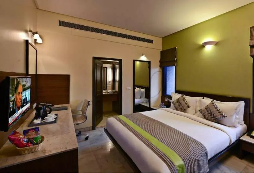 هتل Leisure Inn Grand Chanakya