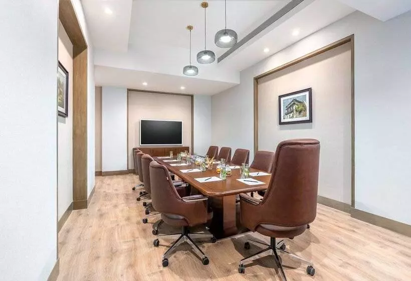 فندق Vivanta Ahmedabad Sg Highway