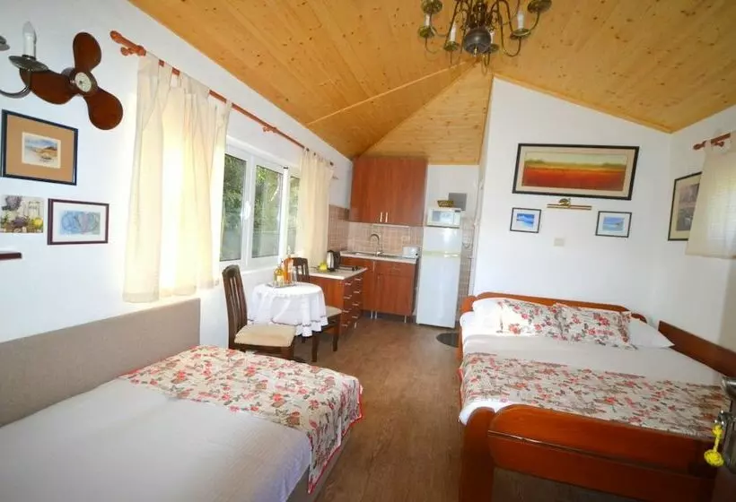 هتل Lazzaro Apartments