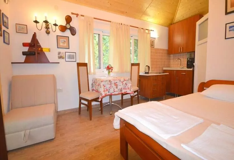 هتل Lazzaro Apartments