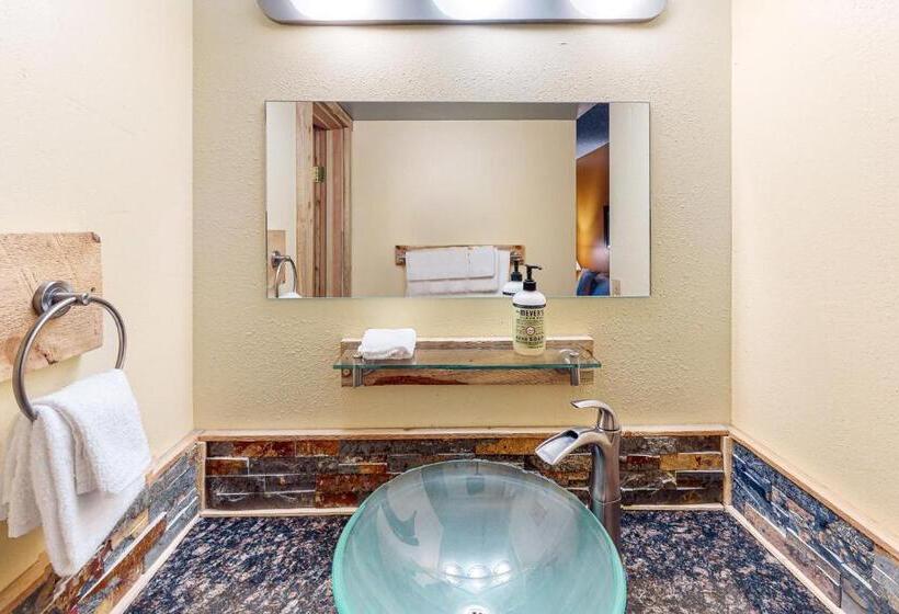 هتل Village Square Condo #631