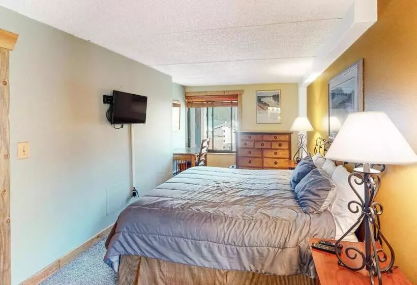 هتل Village Square Condo #631