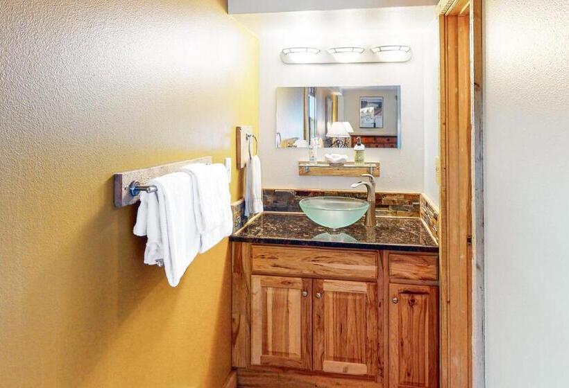 هتل Village Square Condo #631